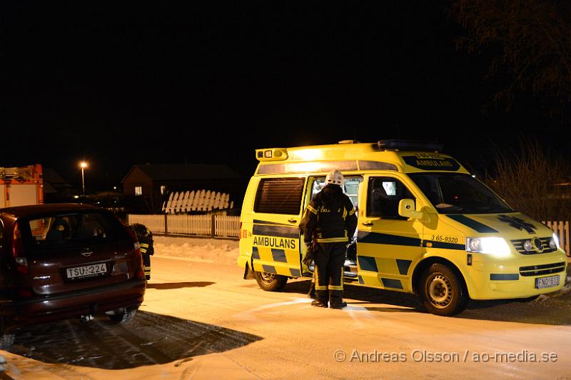 DSC_3392.JPG - Strax efter 19 ikväll larmades Räddningstjänst, ambulans och flera polis patruller till Gråbrödragatan i Klippan där en man ska befinna sig med vad man uppger är knivskador i buken. Ett område spärras av kring platsen och polisen söker med bla hund. Det är oklart vilka skador den drabbade har fått men han fördes med ambulans med blåljus till sjukhuset. Det är oklart i nuläget vad det är som har hänt.