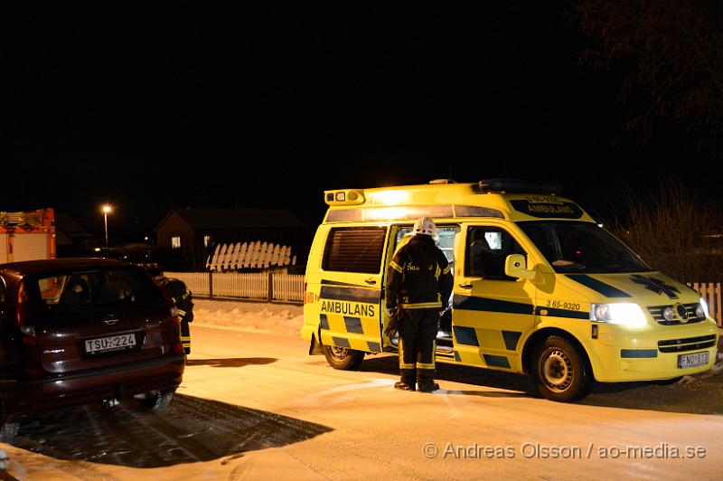 DSC_3393.JPG - Strax efter 19 ikväll larmades Räddningstjänst, ambulans och flera polis patruller till Gråbrödragatan i Klippan där en man ska befinna sig med vad man uppger är knivskador i buken. Ett område spärras av kring platsen och polisen söker med bla hund. Det är oklart vilka skador den drabbade har fått men han fördes med ambulans med blåljus till sjukhuset. Det är oklart i nuläget vad det är som har hänt.