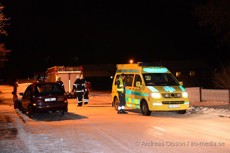 DSC_3394.JPG - Strax efter 19 ikväll larmades Räddningstjänst, ambulans och flera polis patruller till Gråbrödragatan i Klippan där en man ska befinna sig med vad man uppger är knivskador i buken. Ett område spärras av kring platsen och polisen söker med bla hund. Det är oklart vilka skador den drabbade har fått men han fördes med ambulans med blåljus till sjukhuset. Det är oklart i nuläget vad det är som har hänt.