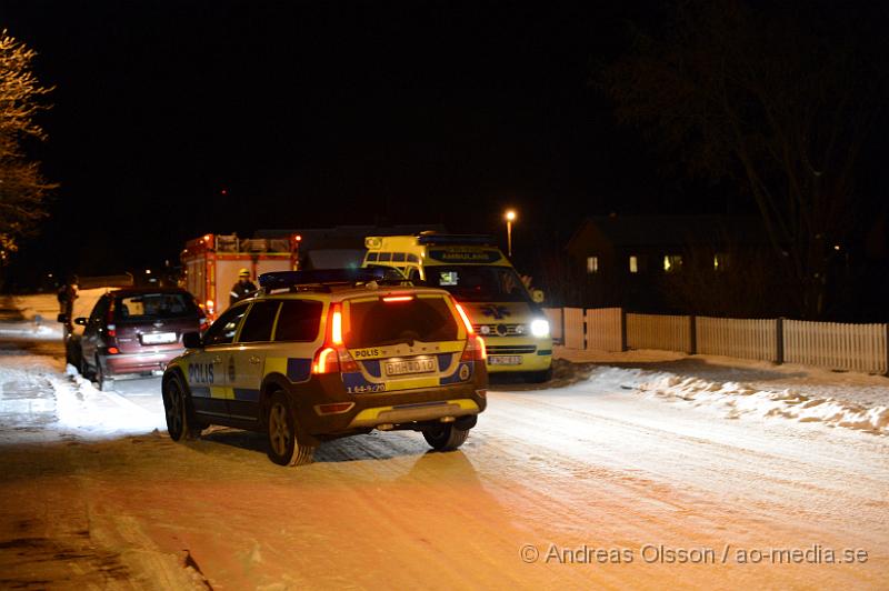 DSC_3395.JPG - Strax efter 19 ikväll larmades Räddningstjänst, ambulans och flera polis patruller till Gråbrödragatan i Klippan där en man ska befinna sig med vad man uppger är knivskador i buken. Ett område spärras av kring platsen och polisen söker med bla hund. Det är oklart vilka skador den drabbade har fått men han fördes med ambulans med blåljus till sjukhuset. Det är oklart i nuläget vad det är som har hänt.