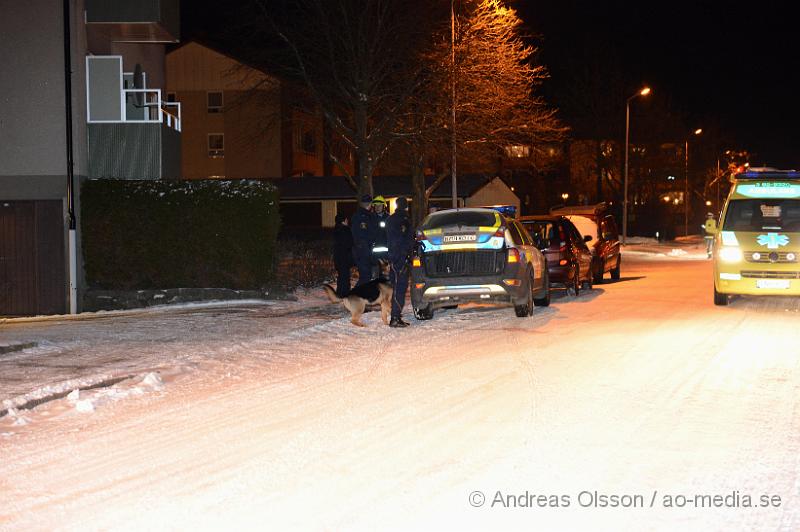 DSC_3398.JPG - Strax efter 19 ikväll larmades Räddningstjänst, ambulans och flera polis patruller till Gråbrödragatan i Klippan där en man ska befinna sig med vad man uppger är knivskador i buken. Ett område spärras av kring platsen och polisen söker med bla hund. Det är oklart vilka skador den drabbade har fått men han fördes med ambulans med blåljus till sjukhuset. Det är oklart i nuläget vad det är som har hänt.