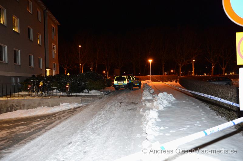 DSC_3404.JPG - Strax efter 19 ikväll larmades Räddningstjänst, ambulans och flera polis patruller till Gråbrödragatan i Klippan där en man ska befinna sig med vad man uppger är knivskador i buken. Ett område spärras av kring platsen och polisen söker med bla hund. Det är oklart vilka skador den drabbade har fått men han fördes med ambulans med blåljus till sjukhuset. Det är oklart i nuläget vad det är som har hänt.