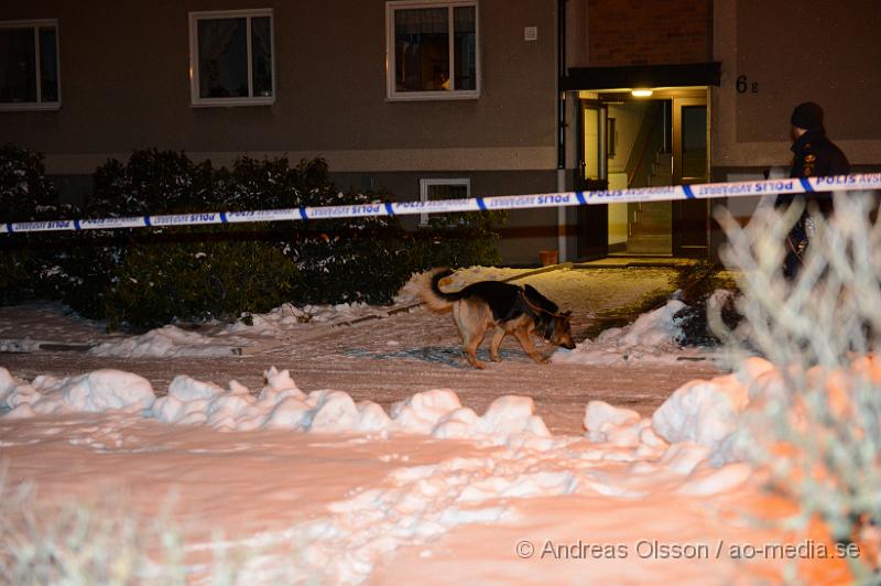 DSC_3405.JPG - Strax efter 19 ikväll larmades Räddningstjänst, ambulans och flera polis patruller till Gråbrödragatan i Klippan där en man ska befinna sig med vad man uppger är knivskador i buken. Ett område spärras av kring platsen och polisen söker med bla hund. Det är oklart vilka skador den drabbade har fått men han fördes med ambulans med blåljus till sjukhuset. Det är oklart i nuläget vad det är som har hänt.