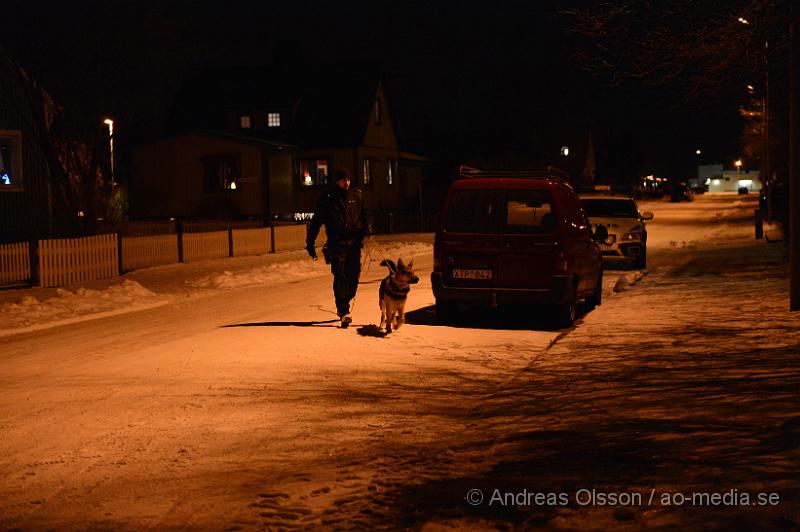 DSC_3410.JPG - Strax efter 19 ikväll larmades Räddningstjänst, ambulans och flera polis patruller till Gråbrödragatan i Klippan där en man ska befinna sig med vad man uppger är knivskador i buken. Ett område spärras av kring platsen och polisen söker med bla hund. Det är oklart vilka skador den drabbade har fått men han fördes med ambulans med blåljus till sjukhuset. Det är oklart i nuläget vad det är som har hänt.