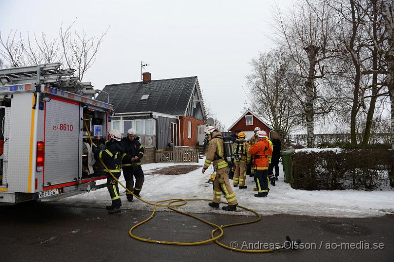 DSC_3417.JPG - vid 8,40 larmades räddningstjänsten, ambulans och polis till Ausåsvägen strax utanför Ängelholm där man fått larm om en villabrand. Vid framkomst konstatera man en mindre brand i ansutning till skortstenen. Ingen person ska ha kommit till skada. Oklart vilka skador det blev på villan.