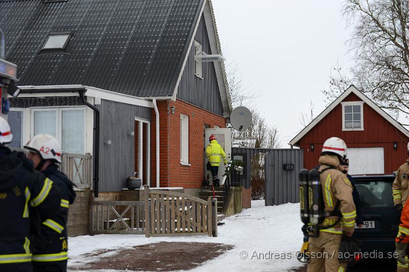 DSC_3421.JPG - vid 8,40 larmades räddningstjänsten, ambulans och polis till Ausåsvägen strax utanför Ängelholm där man fått larm om en villabrand. Vid framkomst konstatera man en mindre brand i ansutning till skortstenen. Ingen person ska ha kommit till skada. Oklart vilka skador det blev på villan.