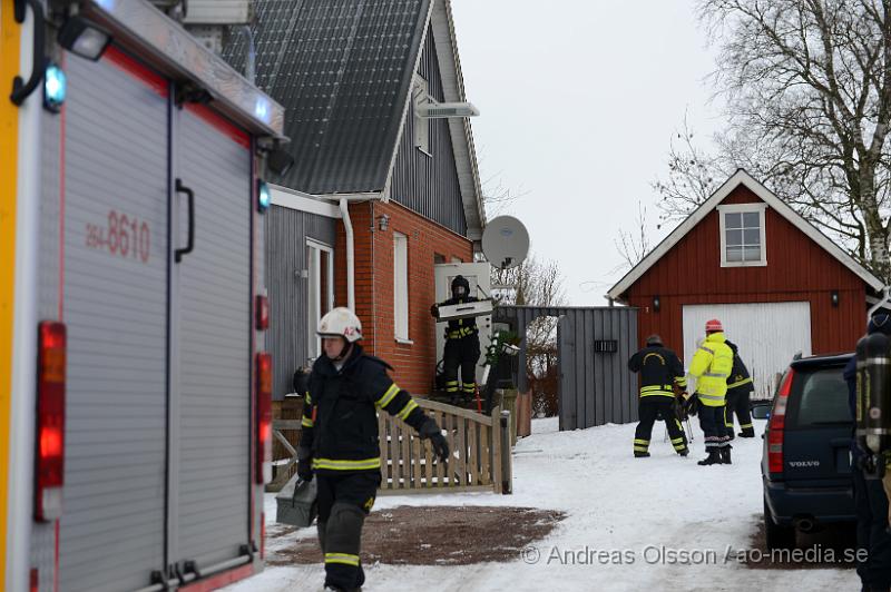 DSC_3425.JPG - vid 8,40 larmades räddningstjänsten, ambulans och polis till Ausåsvägen strax utanför Ängelholm där man fått larm om en villabrand. Vid framkomst konstatera man en mindre brand i ansutning till skortstenen. Ingen person ska ha kommit till skada. Oklart vilka skador det blev på villan.