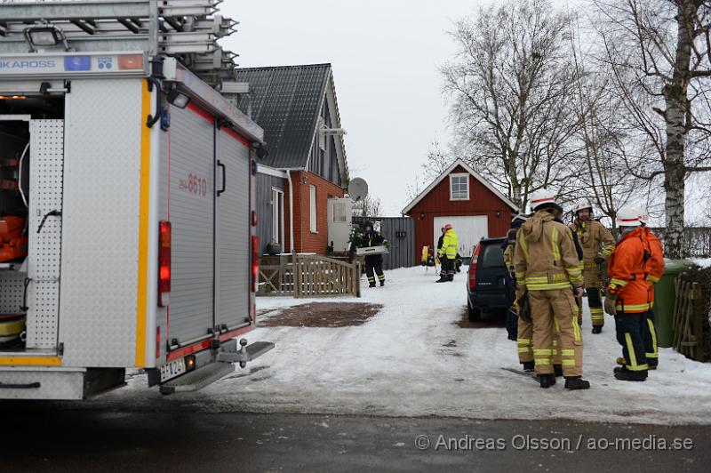 DSC_3427.JPG - vid 8,40 larmades räddningstjänsten, ambulans och polis till Ausåsvägen strax utanför Ängelholm där man fått larm om en villabrand. Vid framkomst konstatera man en mindre brand i ansutning till skortstenen. Ingen person ska ha kommit till skada. Oklart vilka skador det blev på villan.