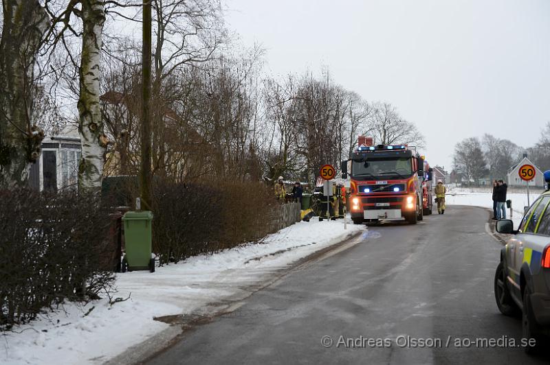 DSC_3431.JPG - vid 8,40 larmades räddningstjänsten, ambulans och polis till Ausåsvägen strax utanför Ängelholm där man fått larm om en villabrand. Vid framkomst konstatera man en mindre brand i ansutning till skortstenen. Ingen person ska ha kommit till skada. Oklart vilka skador det blev på villan.