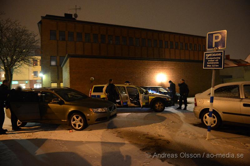 DSC_3456.JPG - Vid 20.15 fick Polisen in larm om ett pågående inbrott i en nöjeslokal i Munka Ljungby. När inbrottstjuvarna märkt att dem blivit upptäckta lämnade dem platsen med bil och inringaren följde efter dem och försökte blockera deras väg med sin bil men blev då påkörd av tjuvarna men klarade sig utan skador. Flera polispatruller anslöt sig och jakten gick mot Klippan. Väl inne i Klippan stannade tjuvarna till och en polisman gick ur sin bil men då satte den 46 åriga mannen fart mot polisen och polismannen tvingades använda sitt tjänstevapen och sköt mot bilens däck som fick punktering. Bilen fortsatte en kortare sträcka innan dem stannade och försökte springa från platsen men båda två greps snabbt av polisen. Den 46 åriga mannen och den 24 åriga kvinnan som var med i bilen sitter fortfarande anhållna misstänkta för band annat grov misshandel, försök till dråp samt stöld.