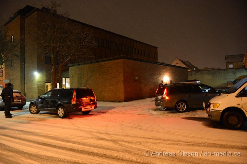 DSC_3462.JPG - Vid 20.15 fick Polisen in larm om ett pågående inbrott i en nöjeslokal i Munka Ljungby. När inbrottstjuvarna märkt att dem blivit upptäckta lämnade dem platsen med bil och inringaren följde efter dem och försökte blockera deras väg med sin bil men blev då påkörd av tjuvarna men klarade sig utan skador. Flera polispatruller anslöt sig och jakten gick mot Klippan. Väl inne i Klippan stannade tjuvarna till och en polisman gick ur sin bil men då satte den 46 åriga mannen fart mot polisen och polismannen tvingades använda sitt tjänstevapen och sköt mot bilens däck som fick punktering. Bilen fortsatte en kortare sträcka innan dem stannade och försökte springa från platsen men båda två greps snabbt av polisen. Den 46 åriga mannen och den 24 åriga kvinnan som var med i bilen sitter fortfarande anhållna misstänkta för band annat grov misshandel, försök till dråp samt stöld.