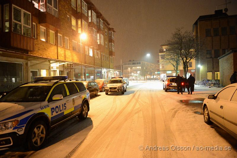 DSC_3469.JPG - Vid 20.15 fick Polisen in larm om ett pågående inbrott i en nöjeslokal i Munka Ljungby. När inbrottstjuvarna märkt att dem blivit upptäckta lämnade dem platsen med bil och inringaren följde efter dem och försökte blockera deras väg med sin bil men blev då påkörd av tjuvarna men klarade sig utan skador. Flera polispatruller anslöt sig och jakten gick mot Klippan. Väl inne i Klippan stannade tjuvarna till och en polisman gick ur sin bil men då satte den 46 åriga mannen fart mot polisen och polismannen tvingades använda sitt tjänstevapen och sköt mot bilens däck som fick punktering. Bilen fortsatte en kortare sträcka innan dem stannade och försökte springa från platsen men båda två greps snabbt av polisen. Den 46 åriga mannen och den 24 åriga kvinnan som var med i bilen sitter fortfarande anhållna misstänkta för band annat grov misshandel, försök till dråp samt stöld.