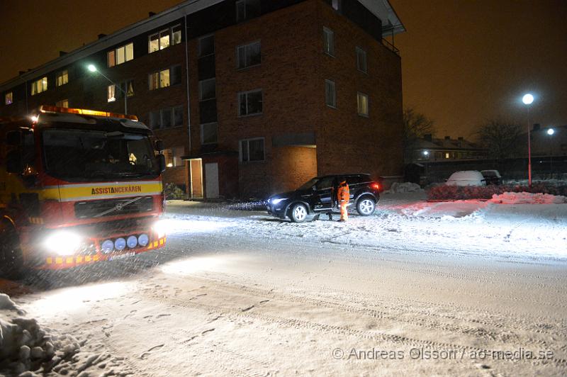 DSC_3488.JPG - Vid 20.15 fick Polisen in larm om ett pågående inbrott i en nöjeslokal i Munka Ljungby. När inbrottstjuvarna märkt att dem blivit upptäckta lämnade dem platsen med bil och inringaren följde efter dem och försökte blockera deras väg med sin bil men blev då påkörd av tjuvarna men klarade sig utan skador. Flera polispatruller anslöt sig och jakten gick mot Klippan. Väl inne i Klippan stannade tjuvarna till och en polisman gick ur sin bil men då satte den 46 åriga mannen fart mot polisen och polismannen tvingades använda sitt tjänstevapen och sköt mot bilens däck som fick punktering. Bilen fortsatte en kortare sträcka innan dem stannade och försökte springa från platsen men båda två greps snabbt av polisen. Den 46 åriga mannen och den 24 åriga kvinnan som var med i bilen sitter fortfarande anhållna misstänkta för band annat grov misshandel, försök till dråp samt stöld.