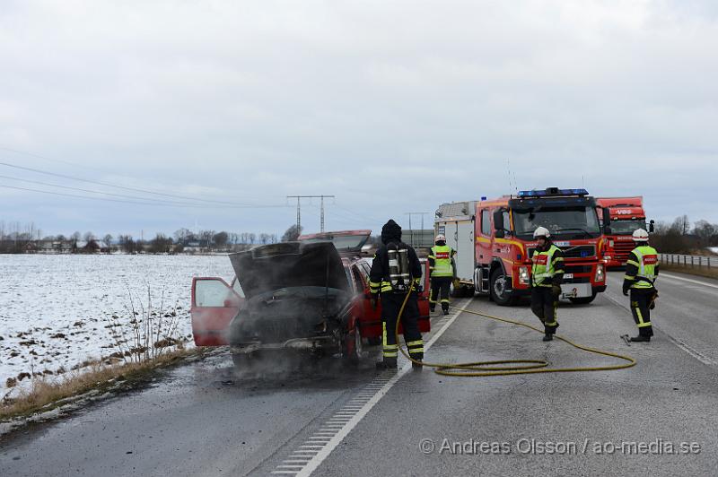 DSC_3519.JPG - Vid 13:30 tiden larmade räddningstjänsten och polis till E4an strax utanför Åstorp där en personbil fattat eld under färd. Lågor slog ut ur motorummet. Ingen person ska ha skadats i händelsen men bilen är förstörd. Det rådde begränsad framkomlighet i södergående riktning under släckningsarbetet.