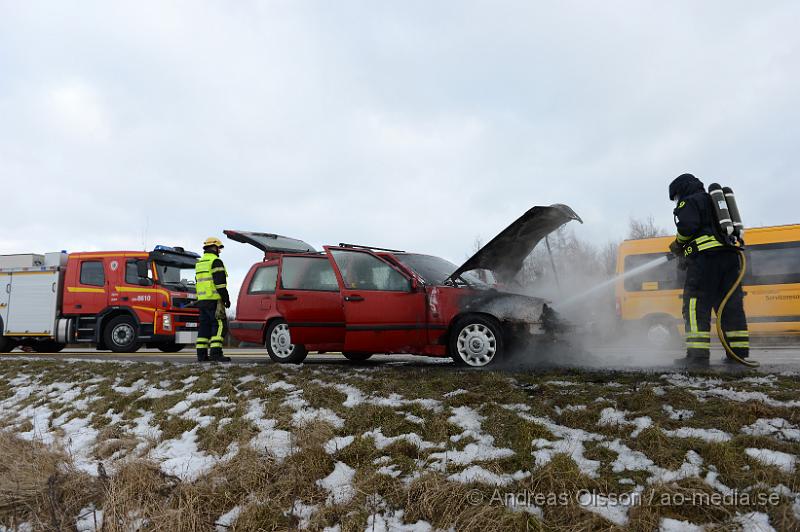 DSC_3525.JPG - Vid 13:30 tiden larmade räddningstjänsten och polis till E4an strax utanför Åstorp där en personbil fattat eld under färd. Lågor slog ut ur motorummet. Ingen person ska ha skadats i händelsen men bilen är förstörd. Det rådde begränsad framkomlighet i södergående riktning under släckningsarbetet.