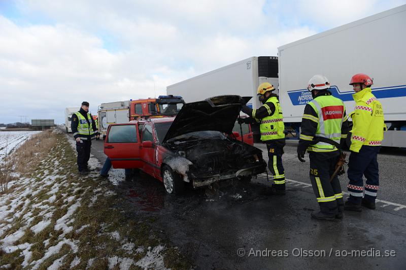 DSC_3531.JPG - Vid 13:30 tiden larmade räddningstjänsten och polis till E4an strax utanför Åstorp där en personbil fattat eld under färd. Lågor slog ut ur motorummet. Ingen person ska ha skadats i händelsen men bilen är förstörd. Det rådde begränsad framkomlighet i södergående riktning under släckningsarbetet.