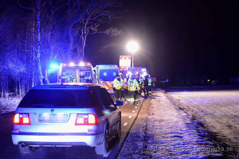 DSC_3535.JPG - Vid 20:15 larmades räddningstjänsten, ambulans och polis till hjortshögsvägen i Helsingborg där en personbil åkt av vägen och in i ett träd, skadeläget är oklart men räddningstjänsten klippte upp bilen för att kunna ta ut föraren säkert. Föraren fördes med ambulans till sjukhus. Vägen var helt avstängd under räddnings och bärgningsarbetet.