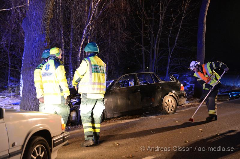 DSC_3538.JPG - Vid 20:15 larmades räddningstjänsten, ambulans och polis till hjortshögsvägen i Helsingborg där en personbil åkt av vägen och in i ett träd, skadeläget är oklart men räddningstjänsten klippte upp bilen för att kunna ta ut föraren säkert. Föraren fördes med ambulans till sjukhus. Vägen var helt avstängd under räddnings och bärgningsarbetet.