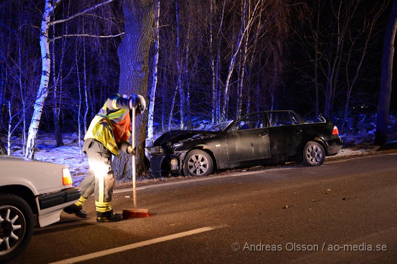 DSC_3539.JPG - Vid 20:15 larmades räddningstjänsten, ambulans och polis till hjortshögsvägen i Helsingborg där en personbil åkt av vägen och in i ett träd, skadeläget är oklart men räddningstjänsten klippte upp bilen för att kunna ta ut föraren säkert. Föraren fördes med ambulans till sjukhus. Vägen var helt avstängd under räddnings och bärgningsarbetet.