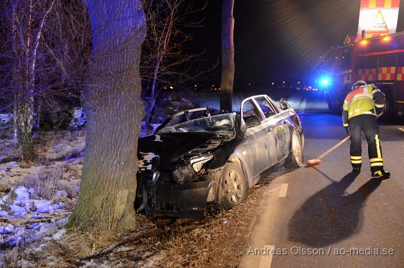 DSC_3543.JPG - Vid 20:15 larmades räddningstjänsten, ambulans och polis till hjortshögsvägen i Helsingborg där en personbil åkt av vägen och in i ett träd, skadeläget är oklart men räddningstjänsten klippte upp bilen för att kunna ta ut föraren säkert. Föraren fördes med ambulans till sjukhus. Vägen var helt avstängd under räddnings och bärgningsarbetet.