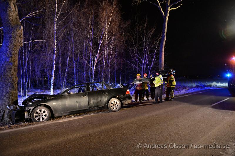 DSC_3545.JPG - Vid 20:15 larmades räddningstjänsten, ambulans och polis till hjortshögsvägen i Helsingborg där en personbil åkt av vägen och in i ett träd, skadeläget är oklart men räddningstjänsten klippte upp bilen för att kunna ta ut föraren säkert. Föraren fördes med ambulans till sjukhus. Vägen var helt avstängd under räddnings och bärgningsarbetet.