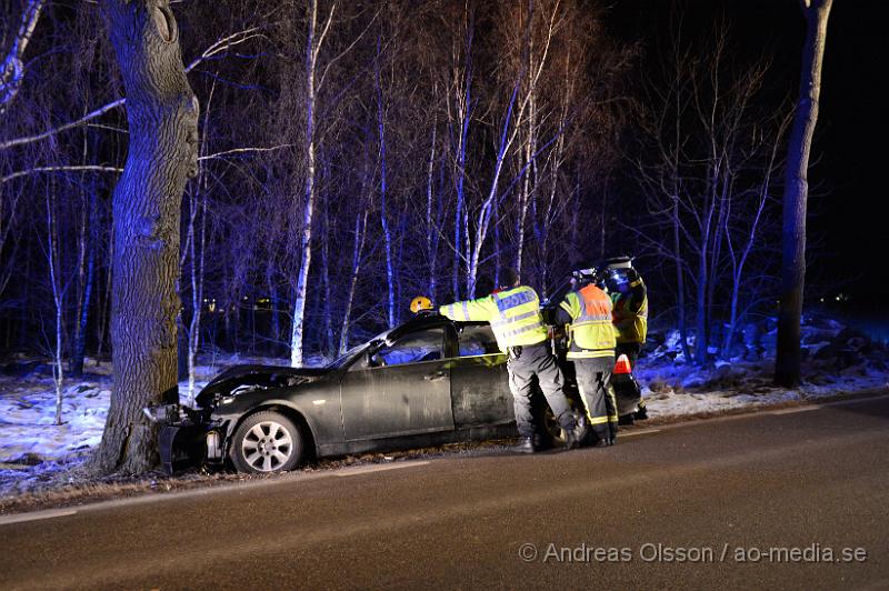 DSC_3547.JPG - Vid 20:15 larmades räddningstjänsten, ambulans och polis till hjortshögsvägen i Helsingborg där en personbil åkt av vägen och in i ett träd, skadeläget är oklart men räddningstjänsten klippte upp bilen för att kunna ta ut föraren säkert. Föraren fördes med ambulans till sjukhus. Vägen var helt avstängd under räddnings och bärgningsarbetet.