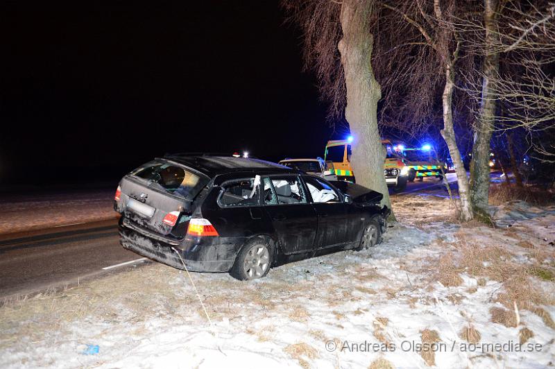 DSC_3549.JPG - Vid 20:15 larmades räddningstjänsten, ambulans och polis till hjortshögsvägen i Helsingborg där en personbil åkt av vägen och in i ett träd, skadeläget är oklart men räddningstjänsten klippte upp bilen för att kunna ta ut föraren säkert. Föraren fördes med ambulans till sjukhus. Vägen var helt avstängd under räddnings och bärgningsarbetet.