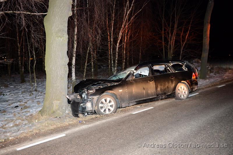 DSC_3551.JPG - Vid 20:15 larmades räddningstjänsten, ambulans och polis till hjortshögsvägen i Helsingborg där en personbil åkt av vägen och in i ett träd, skadeläget är oklart men räddningstjänsten klippte upp bilen för att kunna ta ut föraren säkert. Föraren fördes med ambulans till sjukhus. Vägen var helt avstängd under räddnings och bärgningsarbetet.