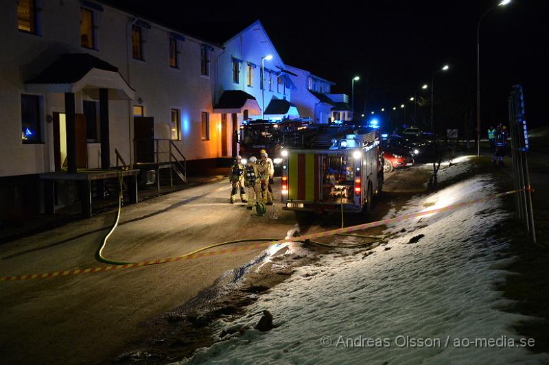 DSC_4383.JPG - vid 18:15 tiden larmades räddningstjänsten, ambulans och polis till en brand i Örkelljunga. En stor räddningstyrka med räddningstjänster från Örkelljunga, Klippan och Skånes fagerhult larmades då man berättat när man ringt in till sos att det kom rök från taket på ett företag. Vid framkomst kunde man konstatera att det var någon form av rökutveckling från någon dosa i byggnaden men ingen brand. Ingen har kommit till skada i händelsen, och den lilla röken vädrades ut.