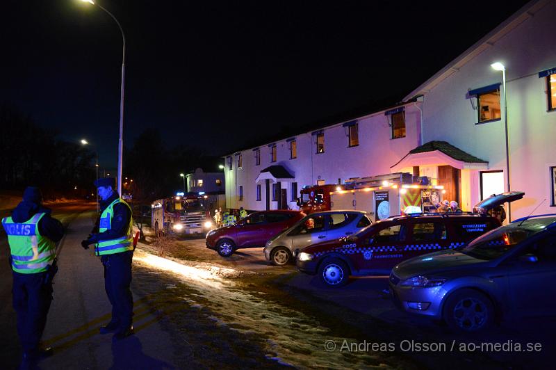 DSC_4390.JPG - vid 18:15 tiden larmades räddningstjänsten, ambulans och polis till en brand i Örkelljunga. En stor räddningstyrka med räddningstjänster från Örkelljunga, Klippan och Skånes fagerhult larmades då man berättat när man ringt in till sos att det kom rök från taket på ett företag. Vid framkomst kunde man konstatera att det var någon form av rökutveckling från någon dosa i byggnaden men ingen brand. Ingen har kommit till skada i händelsen, och den lilla röken vädrades ut.