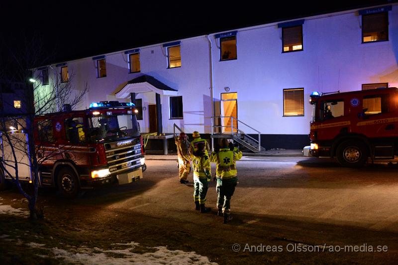 DSC_4392.JPG - vid 18:15 tiden larmades räddningstjänsten, ambulans och polis till en brand i Örkelljunga. En stor räddningstyrka med räddningstjänster från Örkelljunga, Klippan och Skånes fagerhult larmades då man berättat när man ringt in till sos att det kom rök från taket på ett företag. Vid framkomst kunde man konstatera att det var någon form av rökutveckling från någon dosa i byggnaden men ingen brand. Ingen har kommit till skada i händelsen, och den lilla röken vädrades ut.