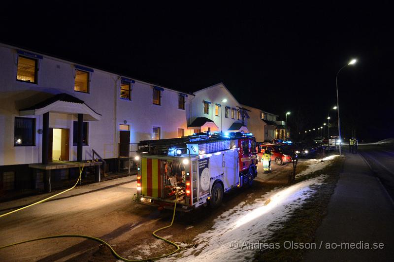 DSC_4394.JPG - vid 18:15 tiden larmades räddningstjänsten, ambulans och polis till en brand i Örkelljunga. En stor räddningstyrka med räddningstjänster från Örkelljunga, Klippan och Skånes fagerhult larmades då man berättat när man ringt in till sos att det kom rök från taket på ett företag. Vid framkomst kunde man konstatera att det var någon form av rökutveckling från någon dosa i byggnaden men ingen brand. Ingen har kommit till skada i händelsen, och den lilla röken vädrades ut.