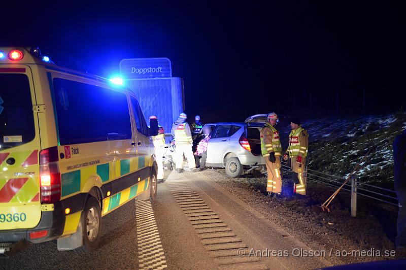 DSC_4404.JPG - Vid 19.30 tiden larmades räddningstjänst,polis och ambulans till e4an vid örkelljunga där en personbil av oklar anledning kört in i släpet på en lastbil. Det är oklart vilka skador den drabbade fått men fördes med ambulans till sjukhus.