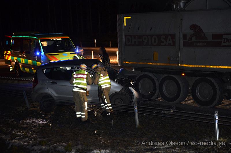 DSC_4413.JPG - Vid 19.30 tiden larmades räddningstjänst,polis och ambulans till e4an vid örkelljunga där en personbil av oklar anledning kört in i släpet på en lastbil. Det är oklart vilka skador den drabbade fått men fördes med ambulans till sjukhus.