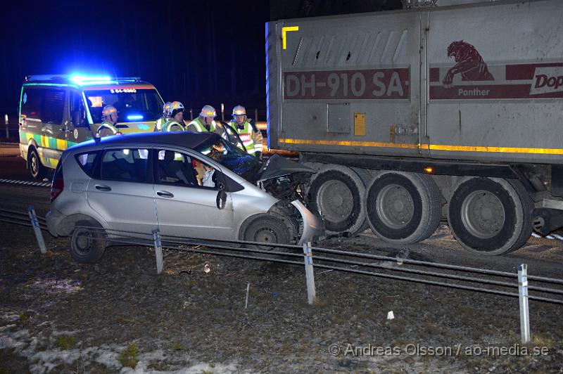 DSC_4415.JPG - Vid 19.30 tiden larmades räddningstjänst,polis och ambulans till e4an vid örkelljunga där en personbil av oklar anledning kört in i släpet på en lastbil. Det är oklart vilka skador den drabbade fått men fördes med ambulans till sjukhus.