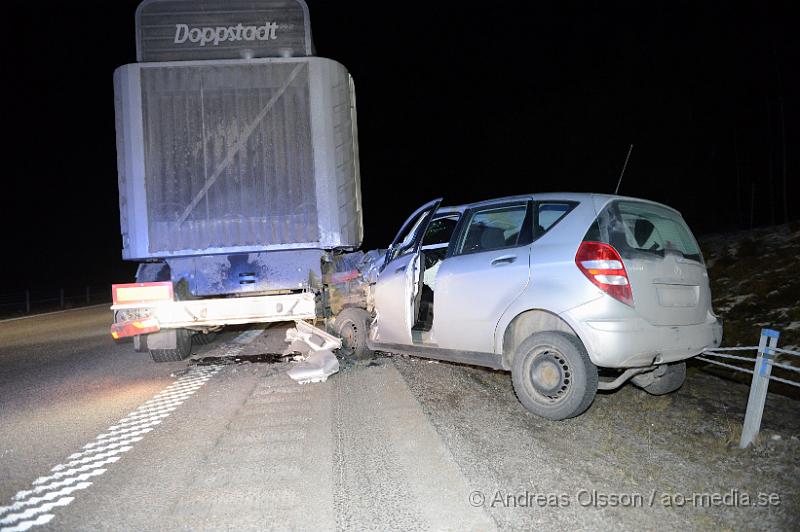 DSC_4419.JPG - Vid 19.30 tiden larmades räddningstjänst,polis och ambulans till e4an vid örkelljunga där en personbil av oklar anledning kört in i släpet på en lastbil. Det är oklart vilka skador den drabbade fått men fördes med ambulans till sjukhus.