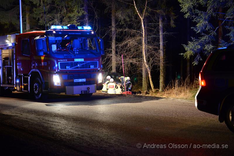 DSC_4439.JPG - Strax efter 22 larmades räddningstjänst,ambulans och polis till väg 1808 där en personbil kört av vägen och in i ett träd. En person fördes med ambulans till sjukhus med oklara skador.