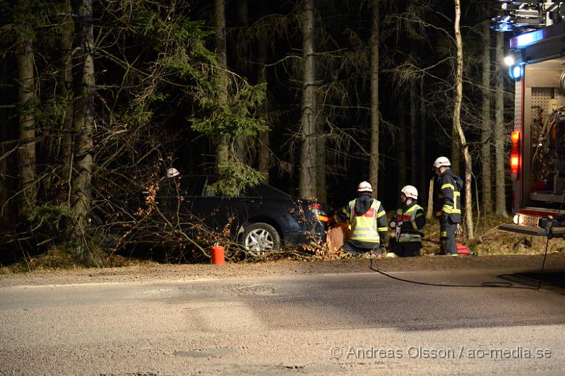 DSC_4445.JPG - Strax efter 22 larmades räddningstjänst,ambulans och polis till väg 1808 där en personbil kört av vägen och in i ett träd. En person fördes med ambulans till sjukhus med oklara skador.