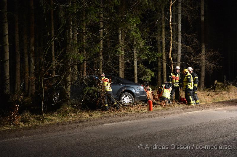 DSC_4448.JPG - Strax efter 22 larmades räddningstjänst,ambulans och polis till väg 1808 där en personbil kört av vägen och in i ett träd. En person fördes med ambulans till sjukhus med oklara skador.