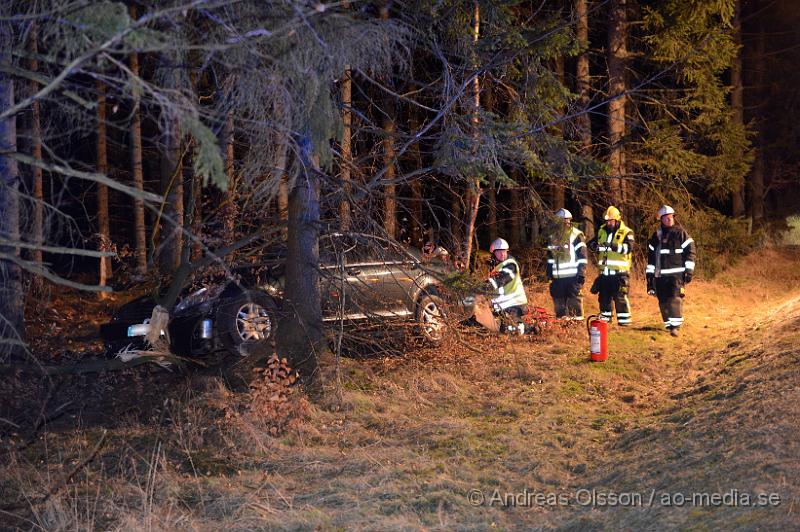 DSC_4455.JPG - Strax efter 22 larmades räddningstjänst,ambulans och polis till väg 1808 där en personbil kört av vägen och in i ett träd. En person fördes med ambulans till sjukhus med oklara skador.