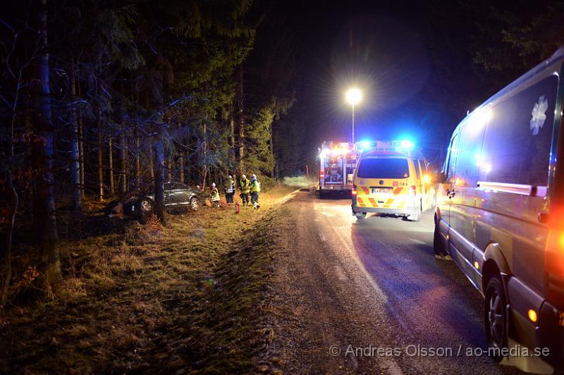 DSC_4457.JPG - Strax efter 22 larmades räddningstjänst,ambulans och polis till väg 1808 där en personbil kört av vägen och in i ett träd. En person fördes med ambulans till sjukhus med oklara skador.