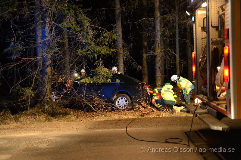 DSC_4460.JPG - Strax efter 22 larmades räddningstjänst,ambulans och polis till väg 1808 där en personbil kört av vägen och in i ett träd. En person fördes med ambulans till sjukhus med oklara skador.
