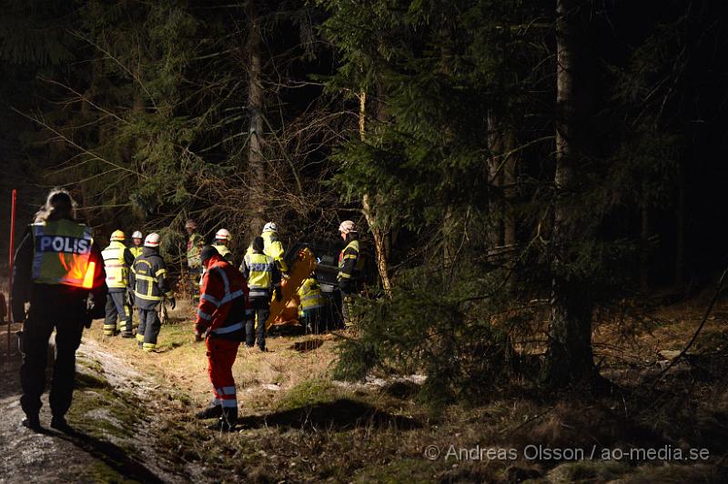 DSC_4462.JPG - Strax efter 22 larmades räddningstjänst,ambulans och polis till väg 1808 där en personbil kört av vägen och in i ett träd. En person fördes med ambulans till sjukhus med oklara skador.