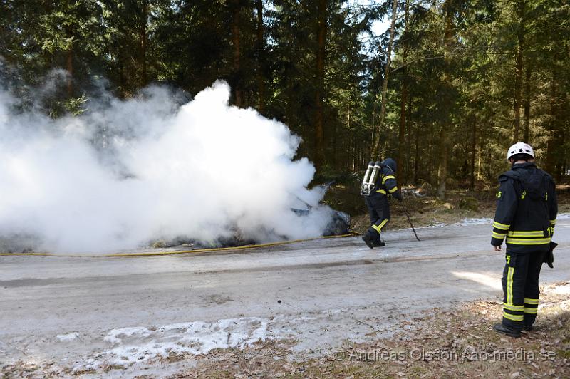 DSC_4466.JPG - Vid 12 tiden larmades räddningstjänsten till en bilbrand utanför bjärsgård i Klippan. Bilen ska ha fattat eld under färd. Räddningstjänsten fick snabbt kontroll på branden så den inte hann sprida sig vidare till skogen. Ingen person ska ha kommit till skada under händelsen.