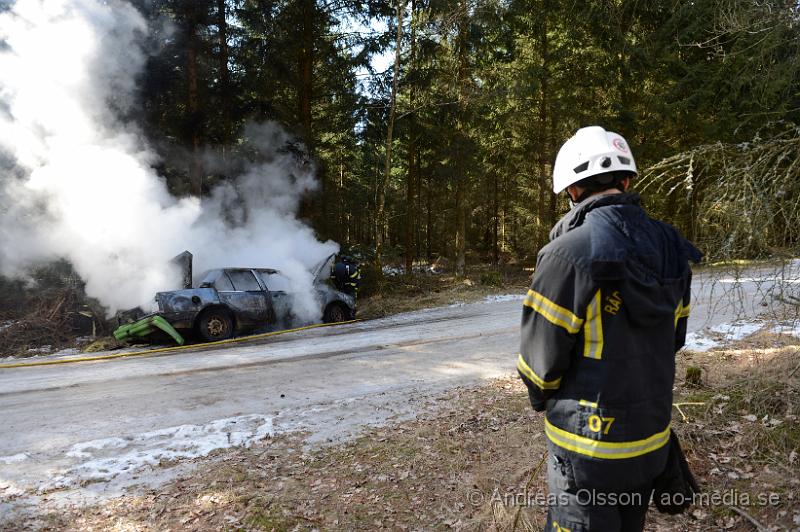 DSC_4467.JPG - Vid 12 tiden larmades räddningstjänsten till en bilbrand utanför bjärsgård i Klippan. Bilen ska ha fattat eld under färd. Räddningstjänsten fick snabbt kontroll på branden så den inte hann sprida sig vidare till skogen. Ingen person ska ha kommit till skada under händelsen.