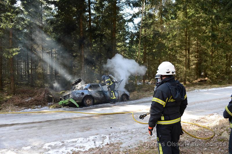 DSC_4469.JPG - Vid 12 tiden larmades räddningstjänsten till en bilbrand utanför bjärsgård i Klippan. Bilen ska ha fattat eld under färd. Räddningstjänsten fick snabbt kontroll på branden så den inte hann sprida sig vidare till skogen. Ingen person ska ha kommit till skada under händelsen.