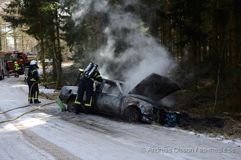 DSC_4472.JPG - Vid 12 tiden larmades räddningstjänsten till en bilbrand utanför bjärsgård i Klippan. Bilen ska ha fattat eld under färd. Räddningstjänsten fick snabbt kontroll på branden så den inte hann sprida sig vidare till skogen. Ingen person ska ha kommit till skada under händelsen.