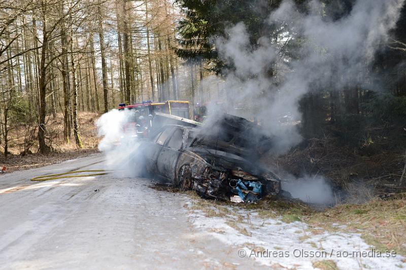 DSC_4474.JPG - Vid 12 tiden larmades räddningstjänsten till en bilbrand utanför bjärsgård i Klippan. Bilen ska ha fattat eld under färd. Räddningstjänsten fick snabbt kontroll på branden så den inte hann sprida sig vidare till skogen. Ingen person ska ha kommit till skada under händelsen.