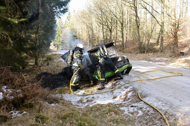 DSC_4477.JPG - Vid 12 tiden larmades räddningstjänsten till en bilbrand utanför bjärsgård i Klippan. Bilen ska ha fattat eld under färd. Räddningstjänsten fick snabbt kontroll på branden så den inte hann sprida sig vidare till skogen. Ingen person ska ha kommit till skada under händelsen.