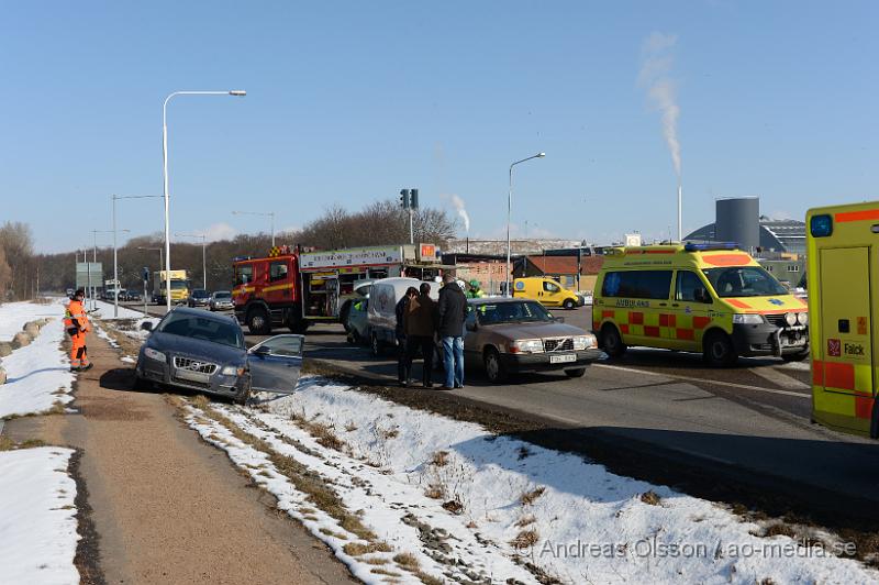 DSC_4769.JPG - Vid 12.15 tiden larmades räddningstjänst, ambulans och polis till hjortshögsvägen där två personbilar kolliderat, räddningstjänsten fick klippa upp taket på ena bilen för att ta ut föraren säkert, oklart vilka skador dem inblandade fått. Begränsad framkomlighet på platsen under räddning och bärgnings arbetet.